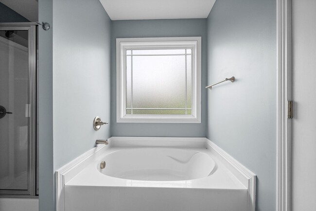 Building Photo - Pet Friendly Three Bedroom with Bonus!