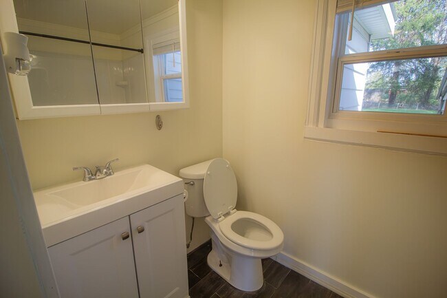 Building Photo - Charming 2-Bedroom, 1-Bath Ranch | 1,015 Sq Ft | Niskayuna School District