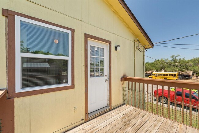 Building Photo - 302 Algerita Dr