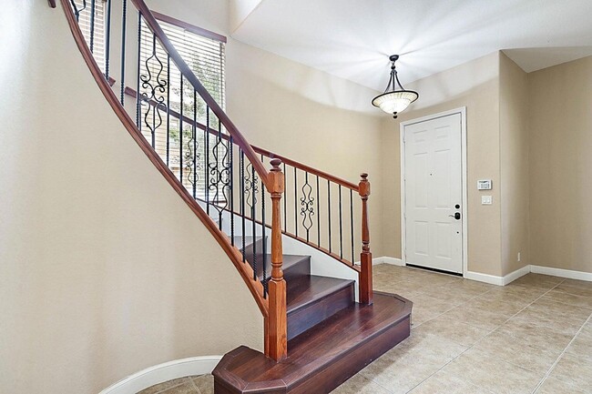 Building Photo - 748 Cresta Cir