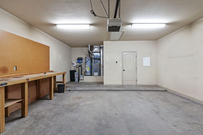 Building Photo - Spacious 4 Bedroom 2 Bath House near Restaurants