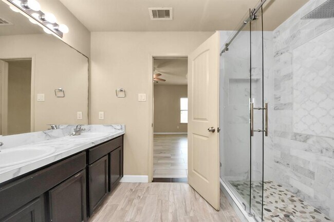 Building Photo - 2043 Naplechase Crest Dr