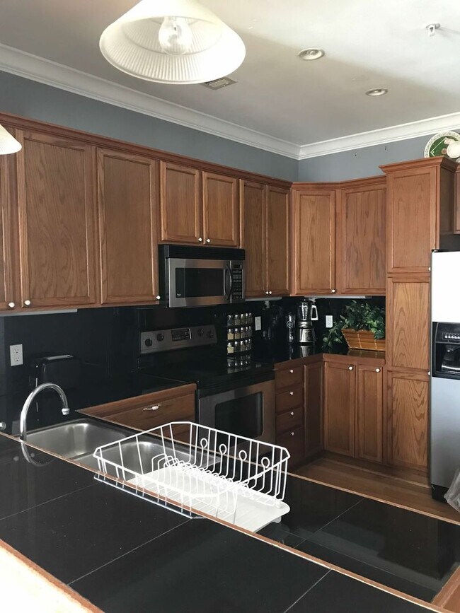 Building Photo - Spacious condo