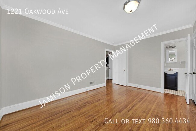 Building Photo - 1221 Oakwood Ave
