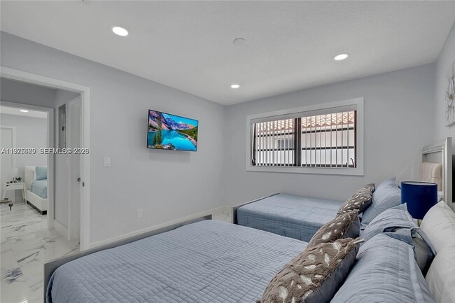 Building Photo - 895 W 39th Pl