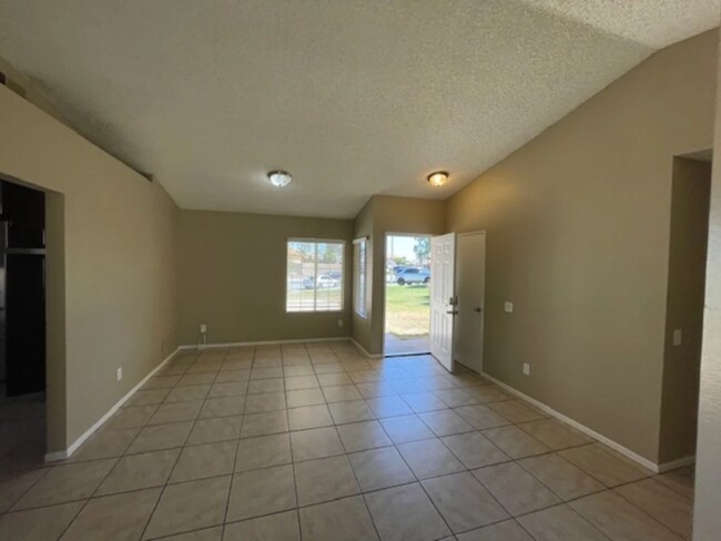 Building Photo - 3590 N Amberwood Ave