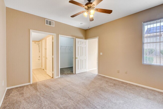 Building Photo - LOCATION! LOCATION! LOCATION! Move-in read...