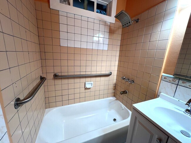 Building Photo - Inglewood Duplex