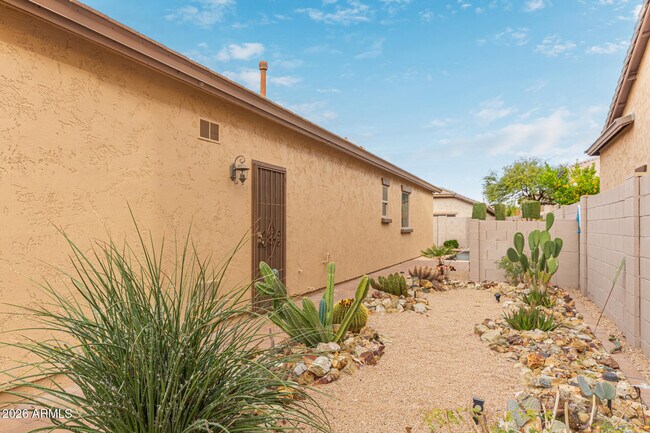 Building Photo - 9058 W Redbird Rd