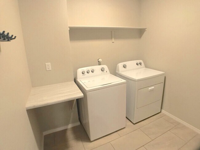 Building Photo - Los Lunas 3 bedroom! Tile Throughout! Refrigerated Air! Spacious living area