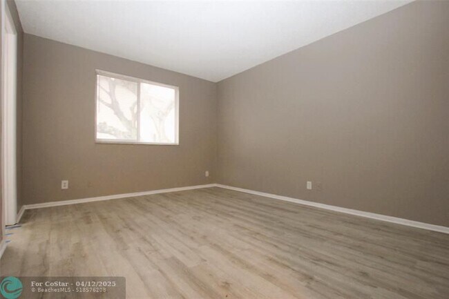 Building Photo - 704 Gardens Dr