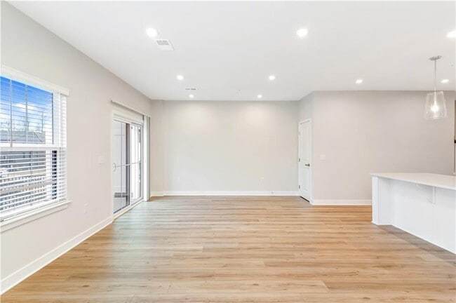 Building Photo - 555 Thatch Ter