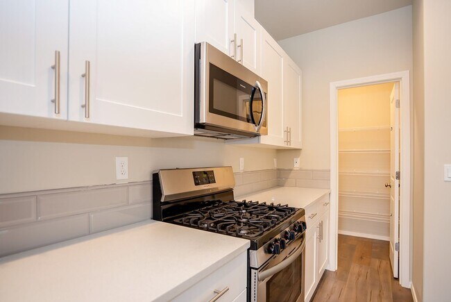 Building Photo - End-Unit Townhome in Desirable Midtown Neighborhood