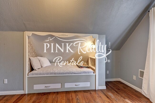 Building Photo - 1610 W Kiowa St