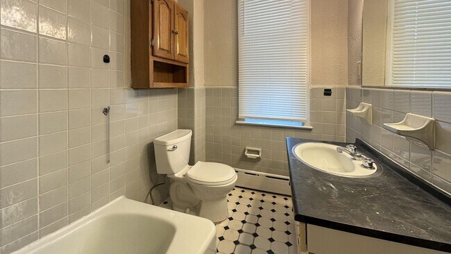 Building Photo - Charming 2-Bedroom Lansdowne Home with Vintage Character