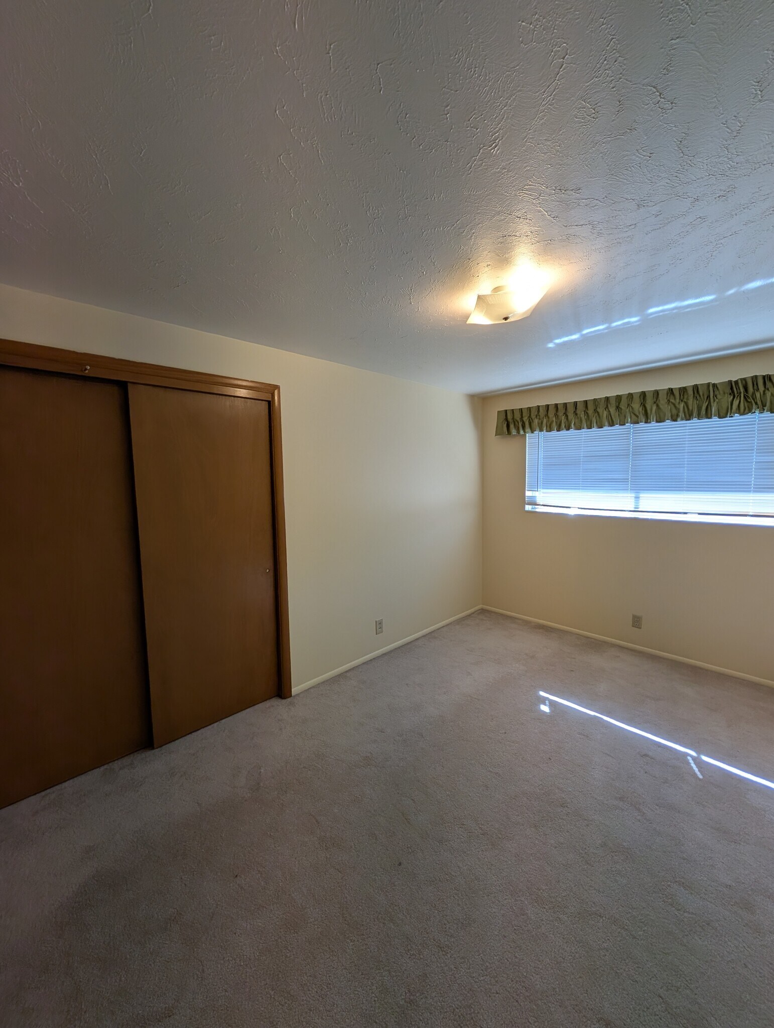Building Photo - 675 University Dr