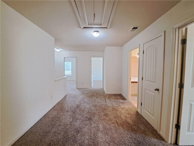 Building Photo - 867 Pine Ln