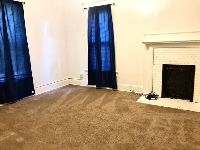 Building Photo - 5 Bedroom House - Walking distance from Ce...
