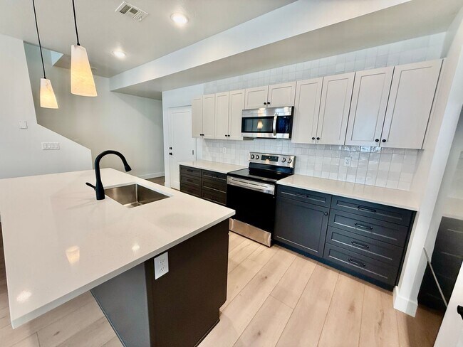 Building Photo - Spacious 3-BR Townhome in Washington