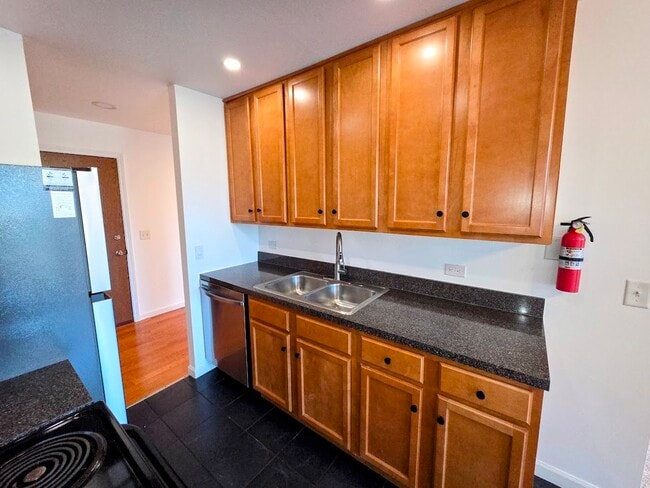 Building Photo - 5950 Oakwood Dr