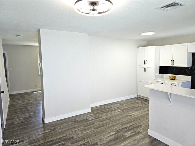 Building Photo - 223 Greenbriar Townhouse Way