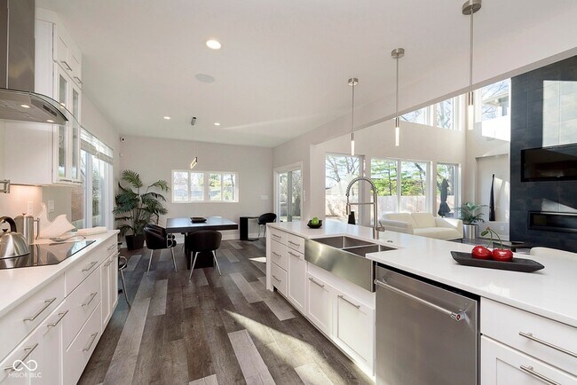 Building Photo - 429 W 86th St