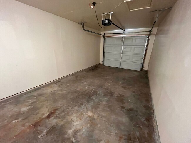 Building Photo - Pet Friendly property!