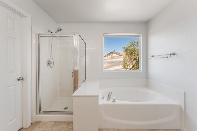 Building Photo - You're going to love this 4 bedroom 2.5 bath! Looks and Feels Brand New!