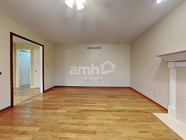 Building Photo - 8518 Woodcreek Dr