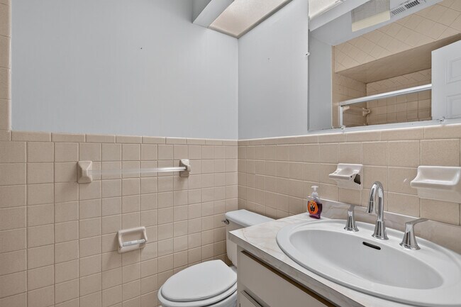 Building Photo - 414 Somerset Dr