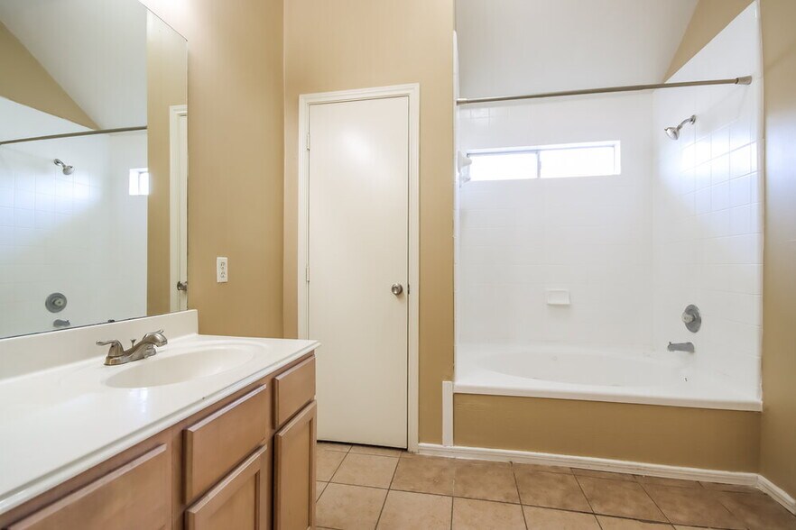 Building Photo - 2610 Heather Knoll Dr