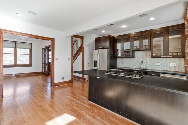 Building Photo - Big and Comfy Townhouse