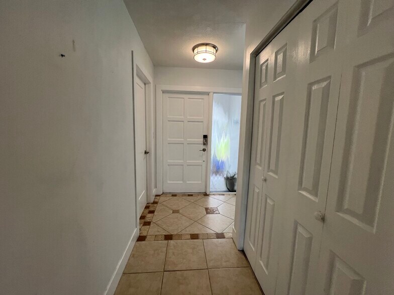 Building Photo - 858 Rose Way