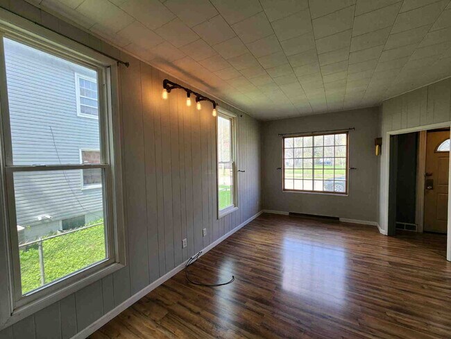 Building Photo - 2 Bed Duplex in Oshkosh, WI - Perfect for cozy living!