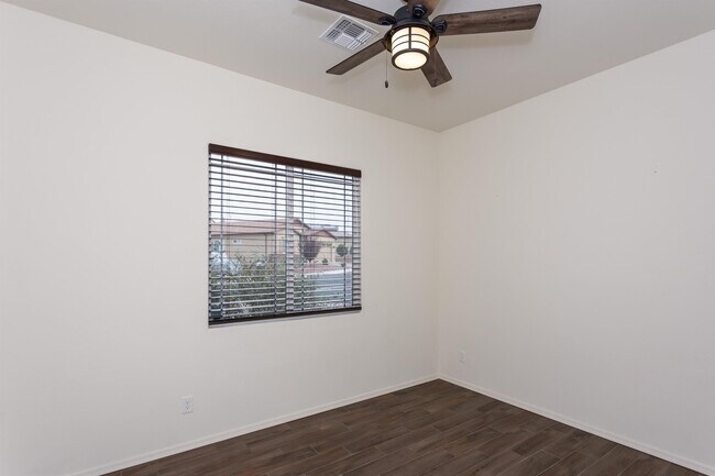 Building Photo - 926 N Gomez St