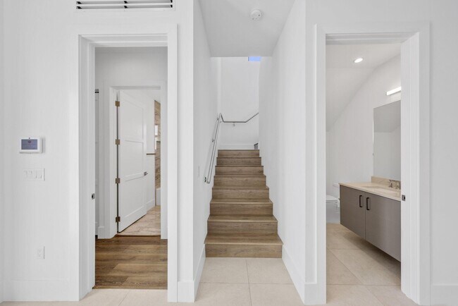 Building Photo - 655 Kingsbridge St