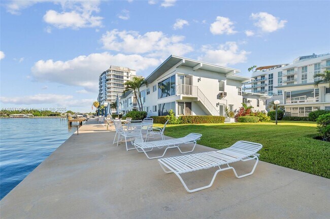 Building Photo - 425 Bayshore Dr
