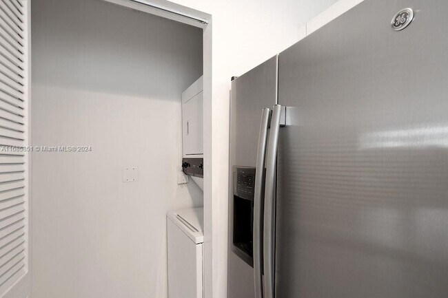 Building Photo - 1111 Brickell Bay Dr