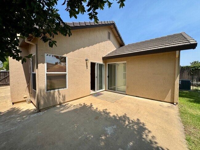 Building Photo - Beautiful 3 Bed / 2 Bath Home with 2-Car Garage in Roseville