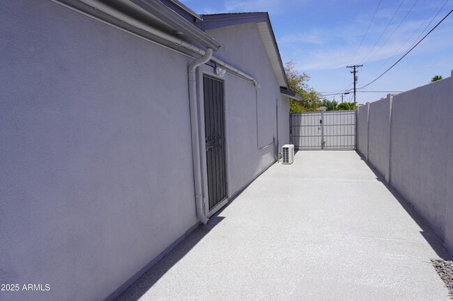 Building Photo - 8355 E Palm Ln