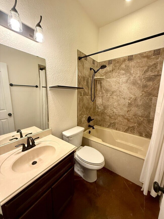 Building Photo - Spacious 4BR Home with Fireplace & Large B...