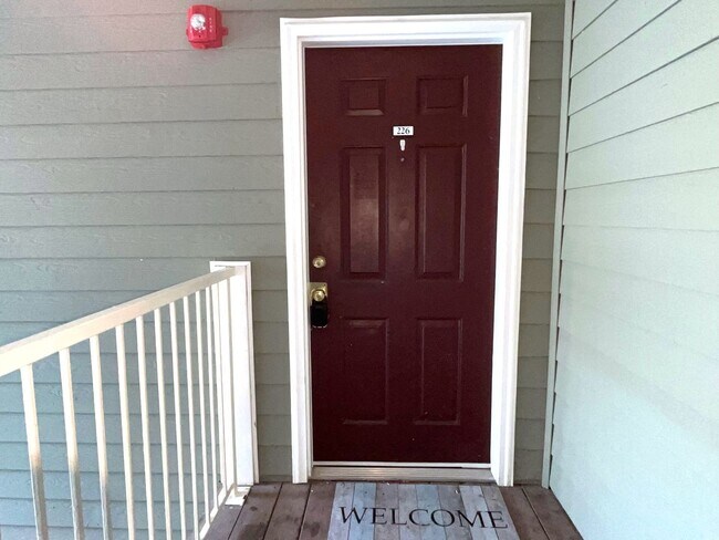 Building Photo - 2 Bed/2 Bath, Gated Community, Close to Sh...