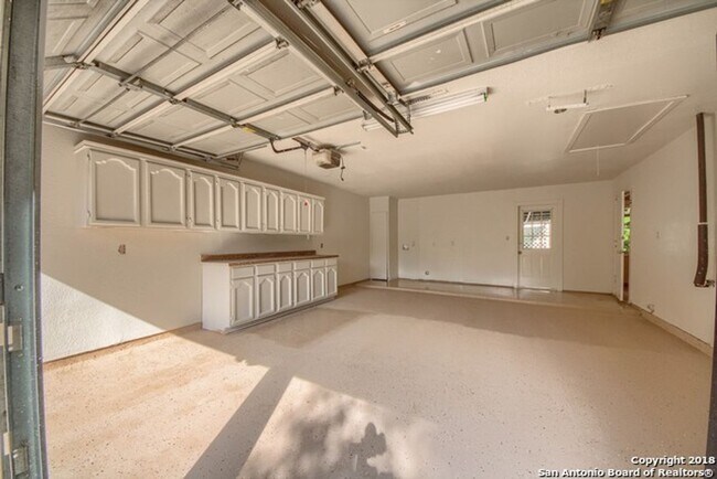 Building Photo - NE San Antonio 3 bedroom home in establish...