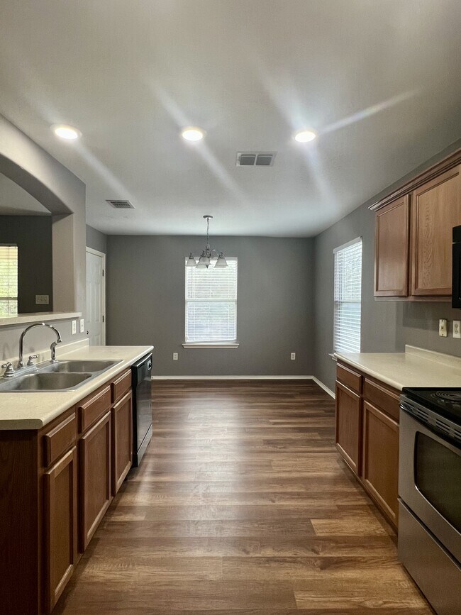 Building Photo - 9411 Rainbow Creek