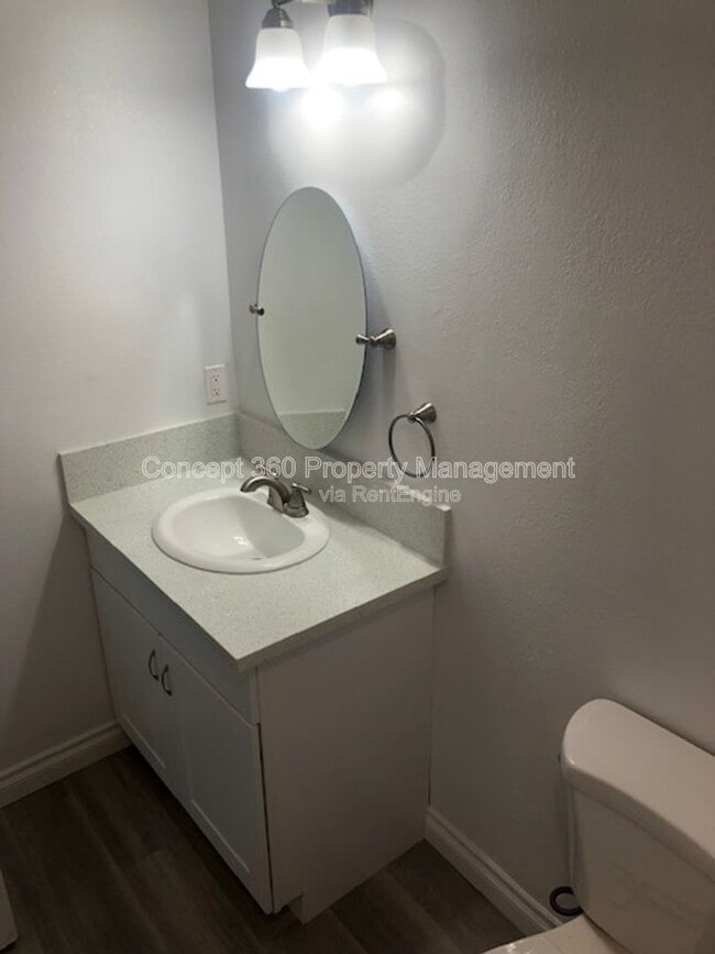 Building Photo - 1327 W Parade St