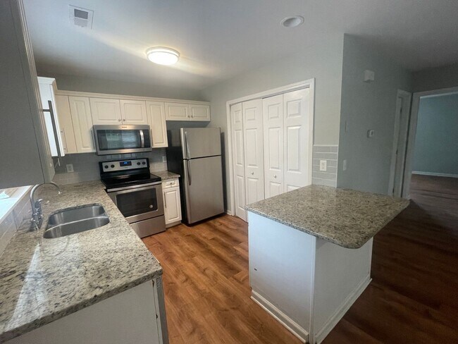 Building Photo - Special $500 Security Deposit, 1/2 off a m...