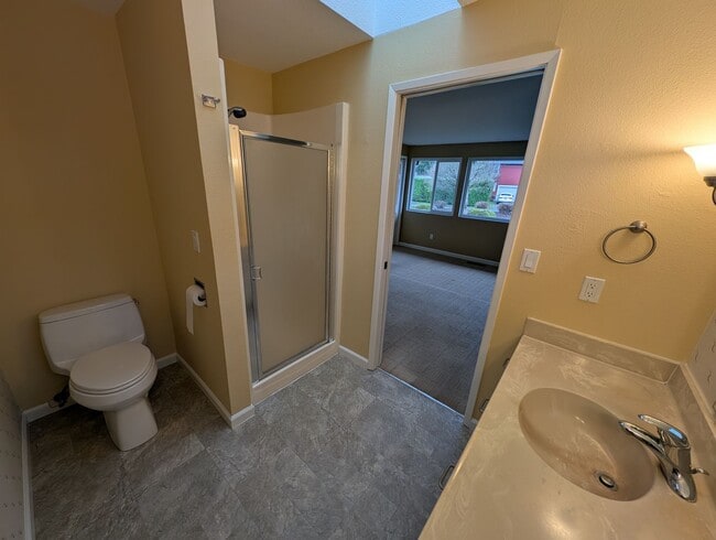 Building Photo - Hidden Gem in Southworth. Minutes from Waterfront & Ferry Terminal. Available NOW!