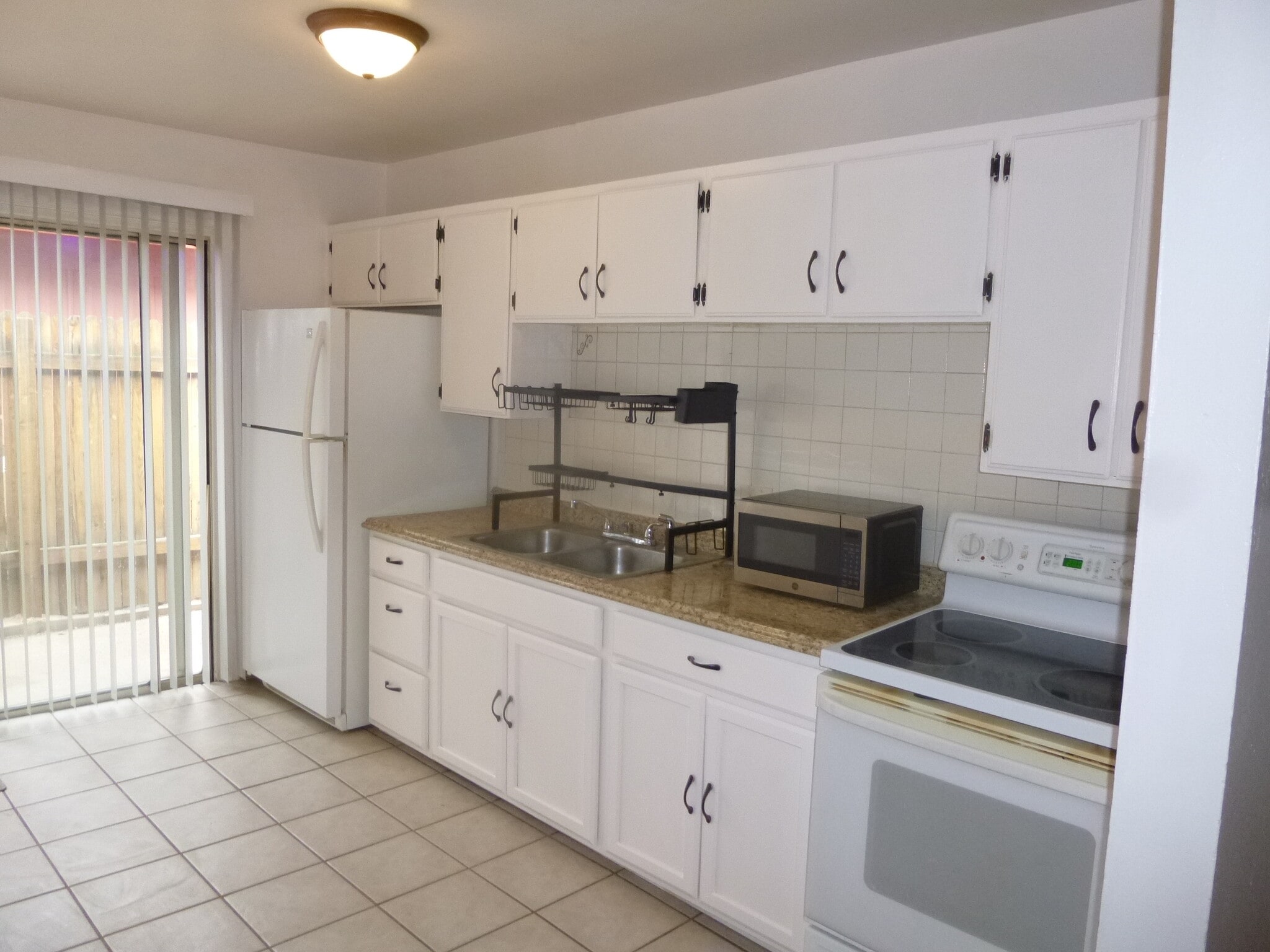 KITCHEN - 720 Miller Ct