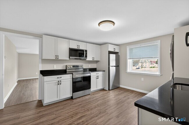 Building Photo - 121 Milldale Ave