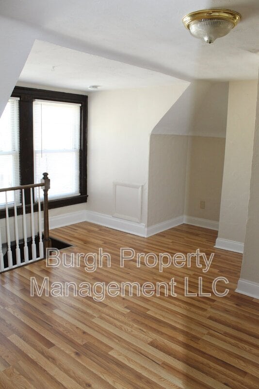 Building Photo - 213 6th Ave